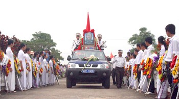 Mourners carry the body of Vietnamese heroic mother Nguyen Thi Thu to her last resting place in Dien Ban District, Quang Nam Province December 14 (Photo: SGGP)